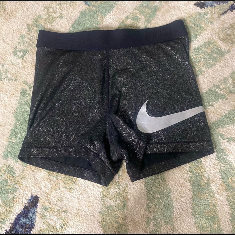 woman’s nike pros medium